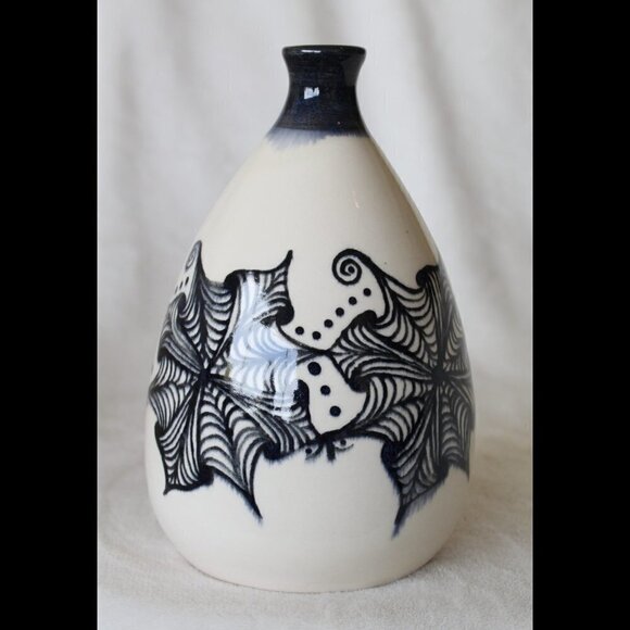 Porcelain ceramic decorative Bottle hand painted black zentangle flowers signed - Picture 7 of 8